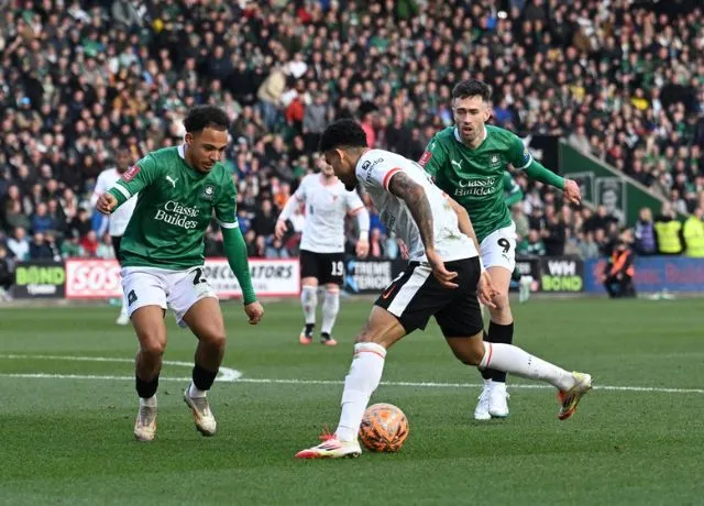 Liverpool bế tắc trước hàng thủ Plymouth